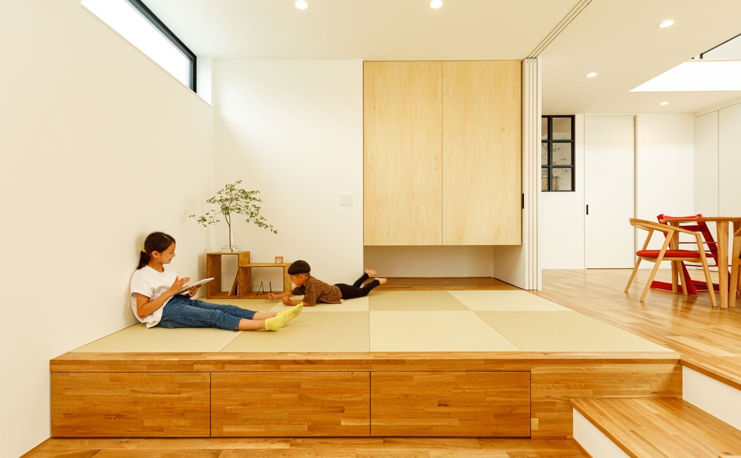 ハウスイズム建築設計事務所 【2500～2999万円/間取り有】段差が生む、こもれる安心感。視線の先には、季節が映る額縁のような窓の建築実例画像6