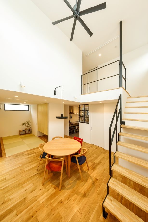 ハウスイズム建築設計事務所 【2500～2999万円/間取り有】段差が生む、こもれる安心感。視線の先には、季節が映る額縁のような窓の建築実例画像8