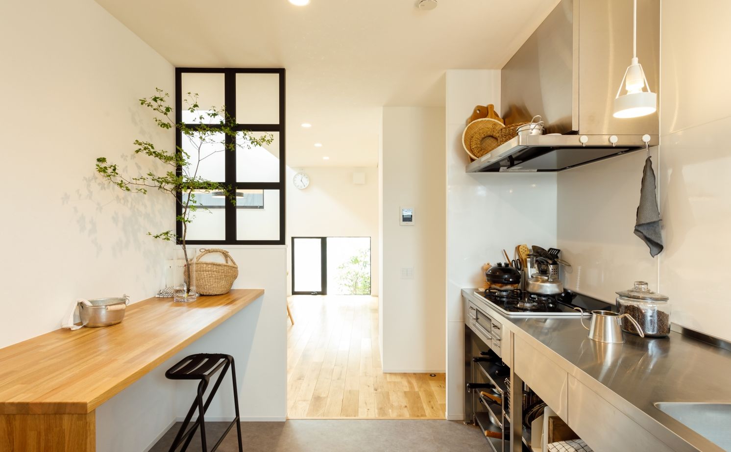 ハウスイズム建築設計事務所 【2500～2999万円/間取り有】段差が生む、こもれる安心感。視線の先には、季節が映る額縁のような窓の建築実例画像9