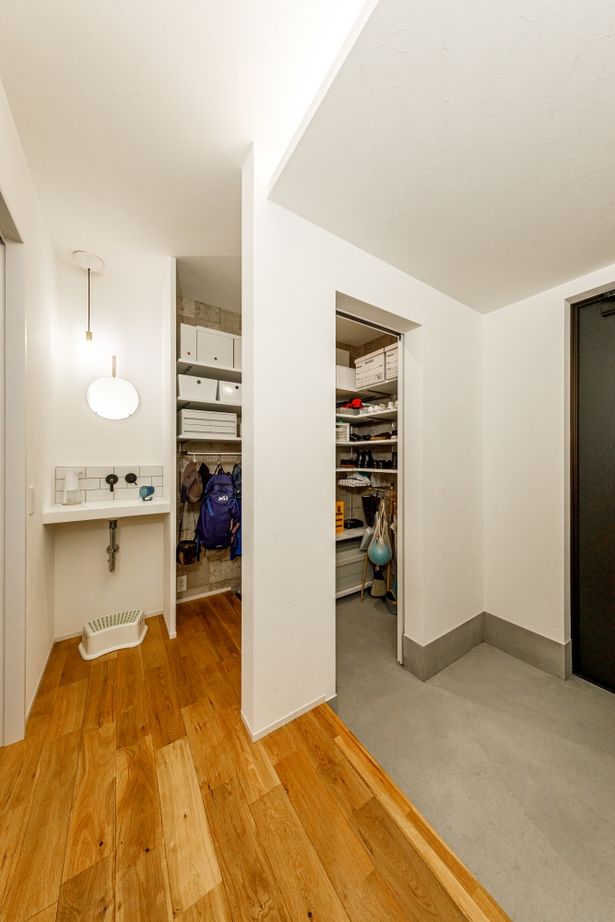 ハウスイズム建築設計事務所 【2500～2999万円/間取り有】段差が生む、こもれる安心感。視線の先には、季節が映る額縁のような窓の建築実例画像14