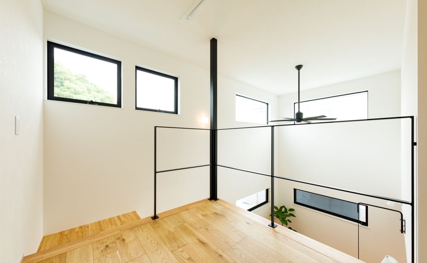 ハウスイズム建築設計事務所 【2500～2999万円/間取り有】段差が生む、こもれる安心感。視線の先には、季節が映る額縁のような窓の建築実例画像16