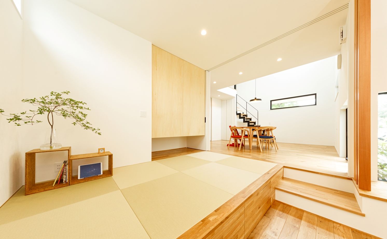 ハウスイズム建築設計事務所 【2500～2999万円/間取り有】段差が生む、こもれる安心感。視線の先には、季節が映る額縁のような窓の建築実例画像17