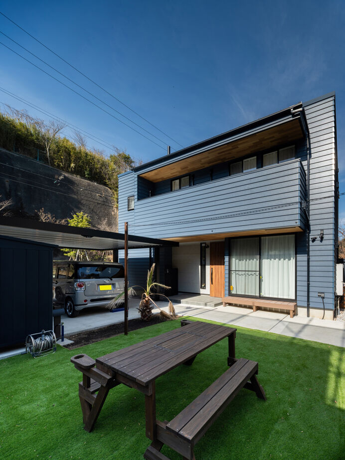 ハウスイズム建築設計事務所 【3500～3999万円/間取り有】青空の下、広い庭で子どもたちがのびのび遊ぶ。週末のひとときが特別な時間にの建築実例画像1