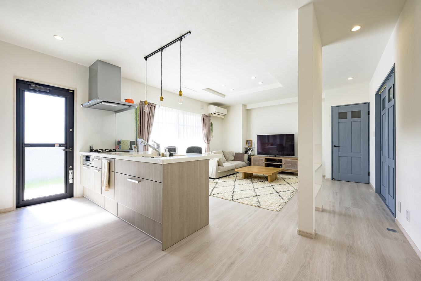 小向建設 【前橋市】カフェ風インテリアの家 / タイルデッキ / 店舗併用住宅の建築実例画像3