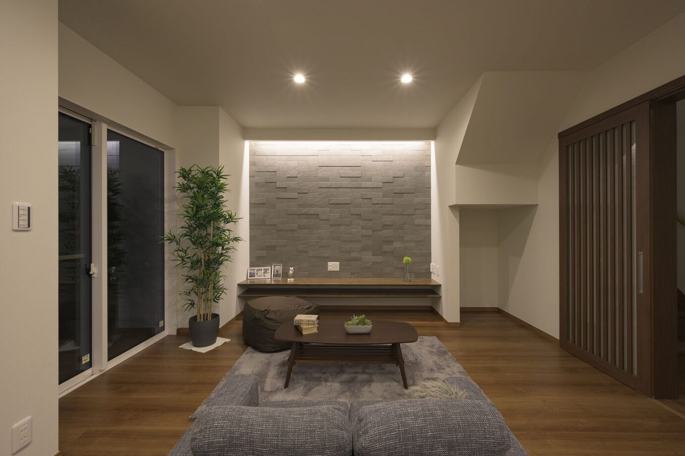 小向建設 【太田市】ZEH仕様でオールシーズン快適なモノトーンモダンの家　の建築実例画像2