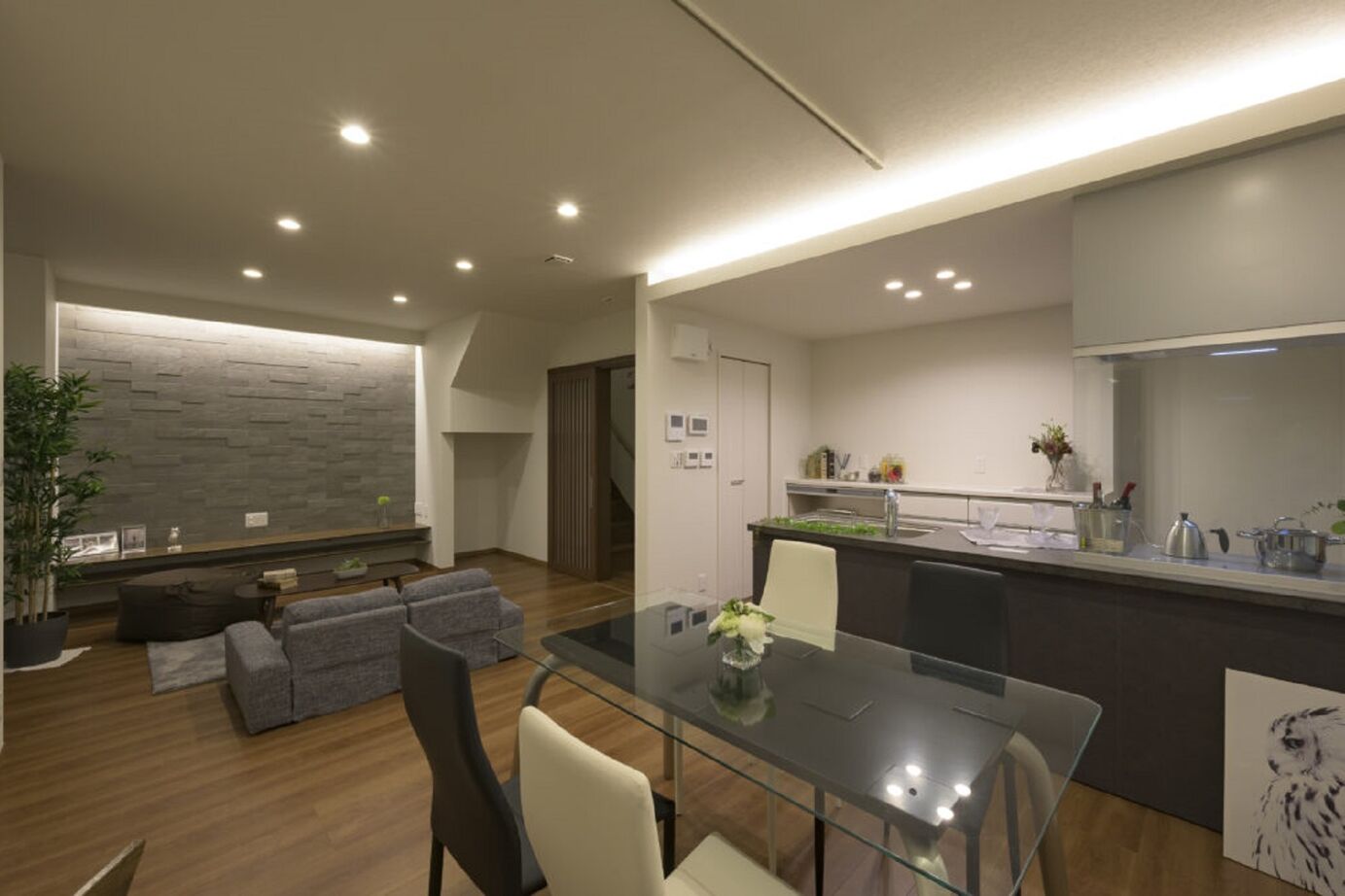 小向建設 【太田市】ZEH仕様でオールシーズン快適なモノトーンモダンの家　の建築実例画像3