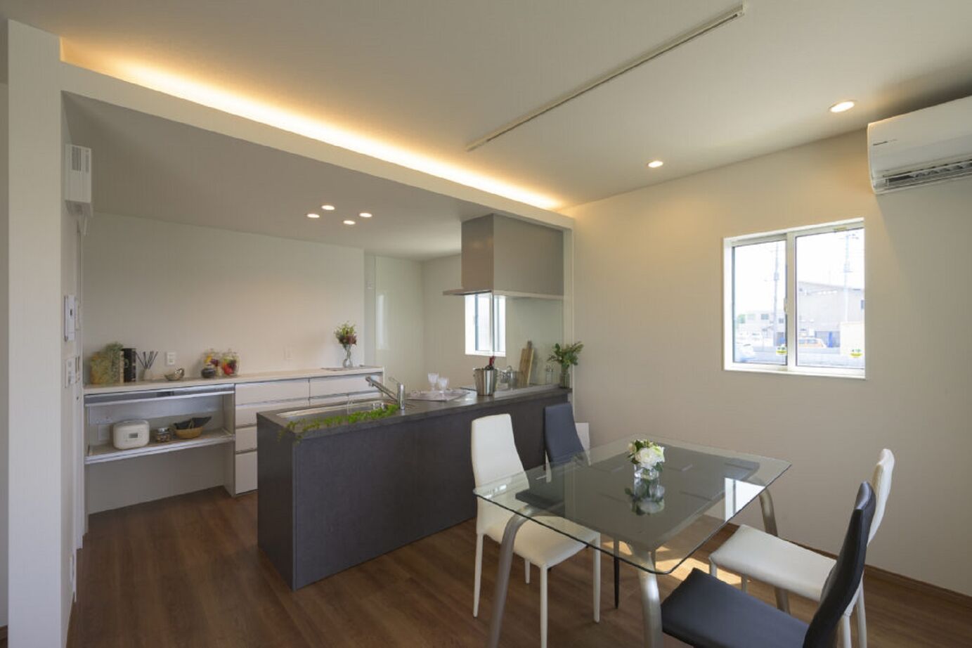 小向建設 【太田市】ZEH仕様でオールシーズン快適なモノトーンモダンの家　の建築実例画像5