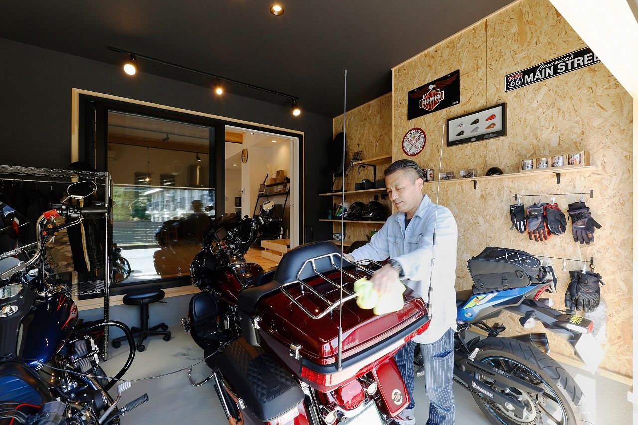 ヒロ建工 【2000万円台/間取り図有/東京都】趣味のバイクを眺めながら暮らす、広いアウトドアストッカーのある家の建築実例画像2