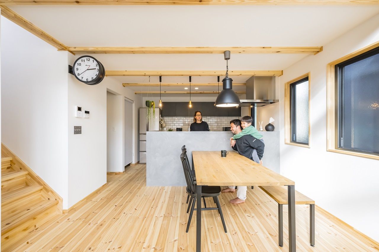 ヒロ建工 【2000万円台/間取り図有/埼玉県】ただいま！の後は洗面所に直行。便利な回遊動線の住まいの建築実例画像2