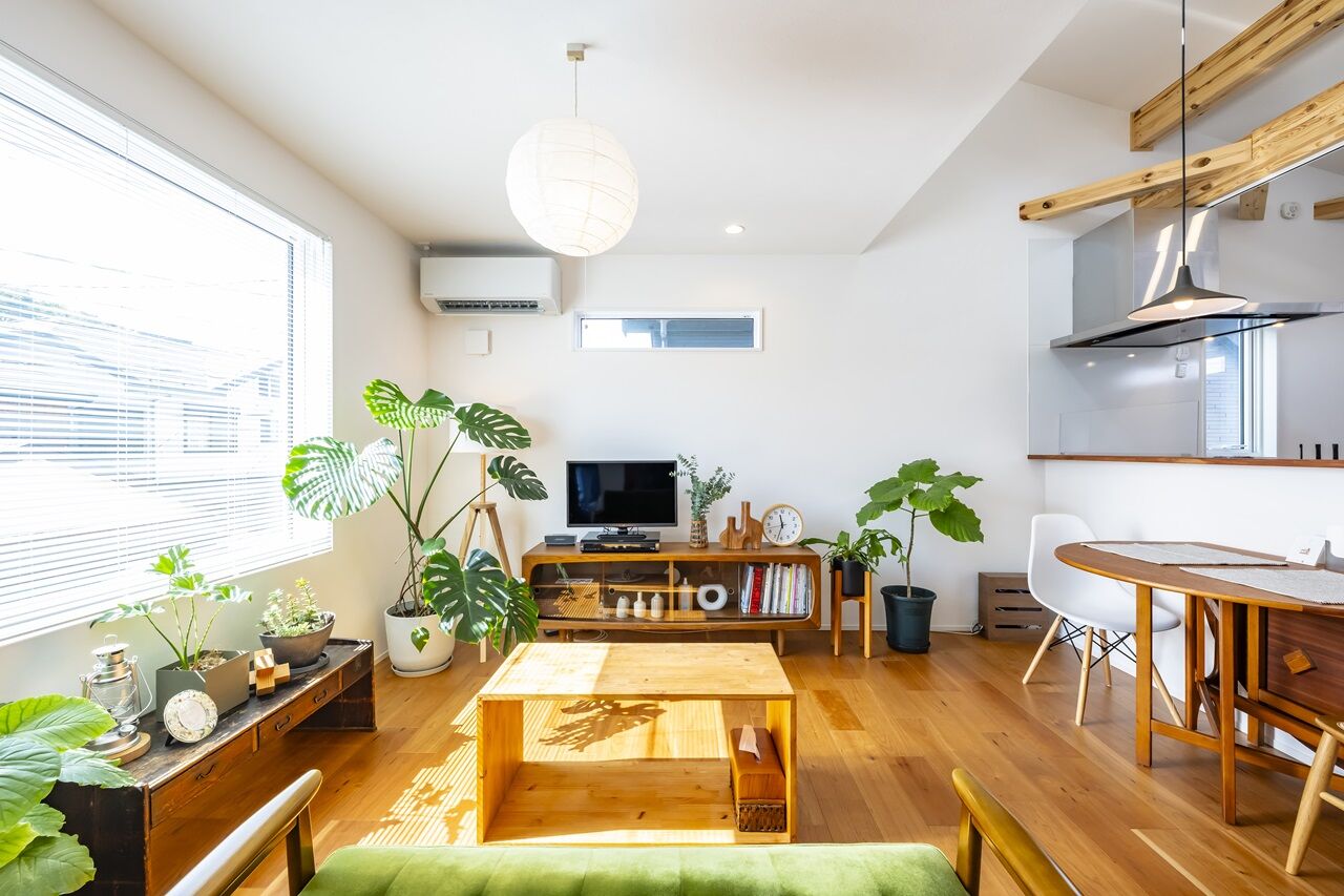 ヒロ建工 【2000万円台/間取り図有/埼玉県】2階リビングの大きな窓から光を取り込む、ネイルサロン併設の住まいの建築実例画像2