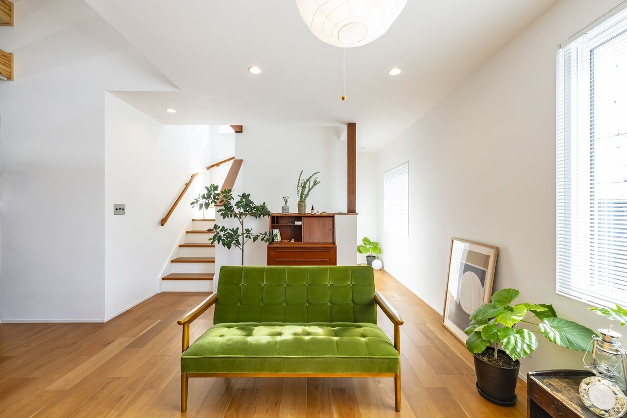 ヒロ建工 【2000万円台/間取り図有/埼玉県】2階リビングの大きな窓から光を取り込む、ネイルサロン併設の住まいの建築実例画像3