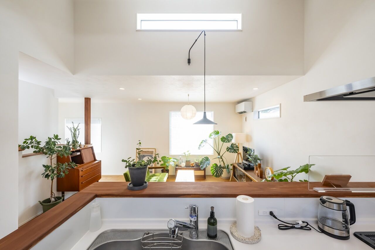 ヒロ建工 【2000万円台/間取り図有/埼玉県】2階リビングの大きな窓から光を取り込む、ネイルサロン併設の住まいの建築実例画像4