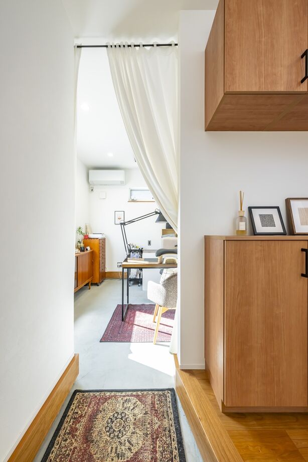 ヒロ建工 【2000万円台/間取り図有/埼玉県】2階リビングの大きな窓から光を取り込む、ネイルサロン併設の住まいの建築実例画像7