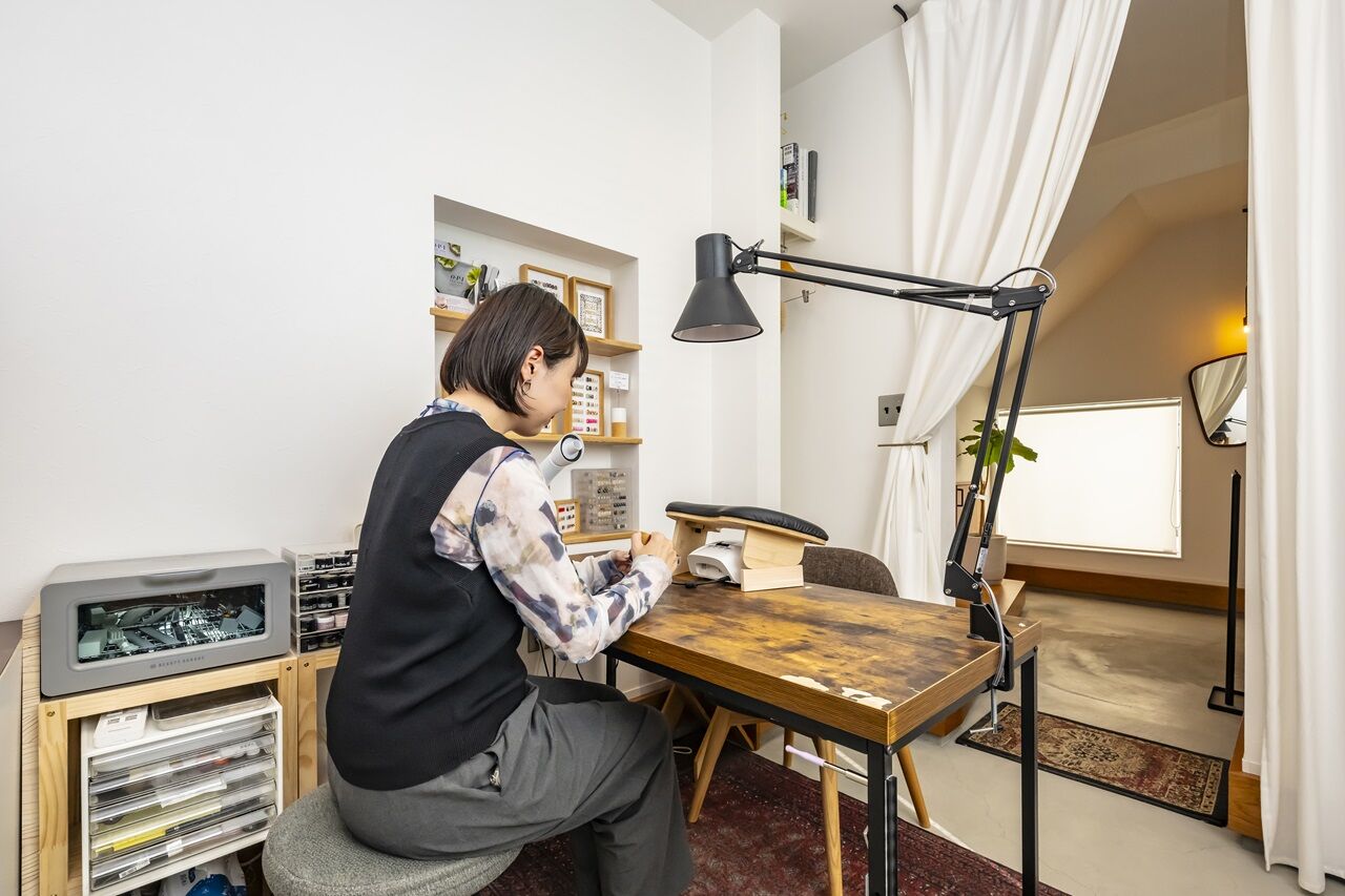 ヒロ建工 【2000万円台/間取り図有/埼玉県】2階リビングの大きな窓から光を取り込む、ネイルサロン併設の住まいの建築実例画像8