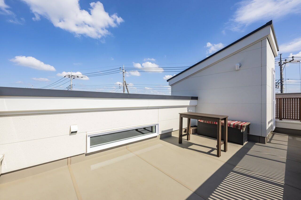 ヒロ建工 【2000万円台/間取り図有/埼玉県】2階リビングの大きな窓から光を取り込む、ネイルサロン併設の住まいの建築実例画像9