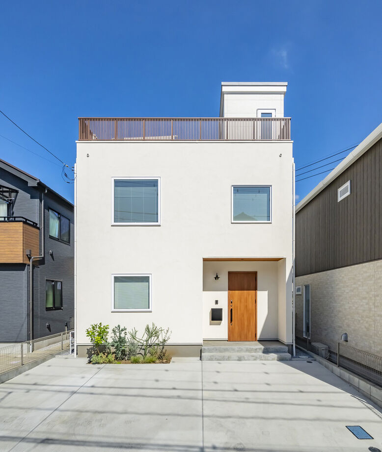 ヒロ建工 【2000万円台/間取り図有/埼玉県】2階リビングの大きな窓から光を取り込む、ネイルサロン併設の住まいの建築実例画像10