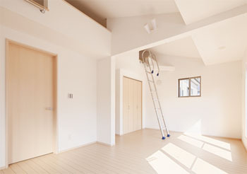 高山マテリアル 【1000万円台/約28坪/横浜市】横浜に建つ、高気密高断熱の3階建てビルドインガレージの家＜間取り図有＞の建築実例画像3