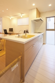 高山マテリアル 【1000万円台/約28坪/横浜市】横浜に建つ、高気密高断熱の3階建てビルドインガレージの家＜間取り図有＞の建築実例画像9