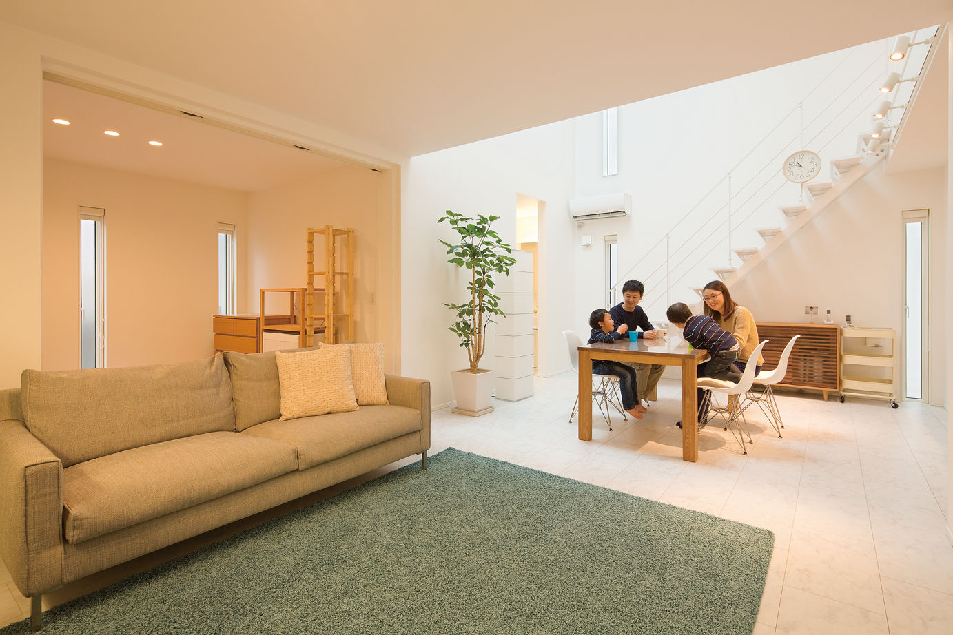 高山マテリアル 【1000万円台/延床34坪】窓が少なくても室内が明るく開放的！スタイリッシュな暮らしを実現＜間取り図有＞の建築実例画像2