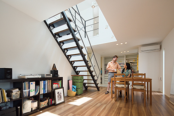 高山マテリアル 【1000万円台/延床27坪/横浜市】スタイリッシュな外観に目が惹く、洗練された空間で暮らしを楽しむ＜間取り図有＞の建築実例画像2