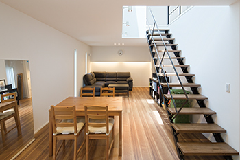 高山マテリアル 【1000万円台/延床27坪/横浜市】スタイリッシュな外観に目が惹く、洗練された空間で暮らしを楽しむ＜間取り図有＞の建築実例画像3