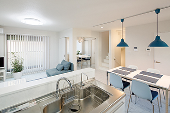 高山マテリアル 【1500万～2000万円/2世帯住宅/間取り図有】住宅密集地に立つ3階建て住宅。白と水色で爽やかに空間デザインの建築実例画像2