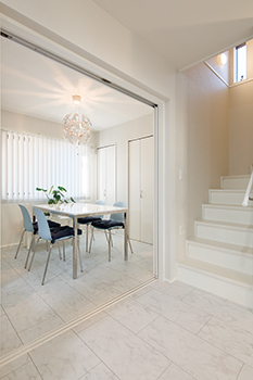 高山マテリアル 【1500万～2000万円/2世帯住宅/間取り図有】住宅密集地に立つ3階建て住宅。白と水色で爽やかに空間デザインの建築実例画像3