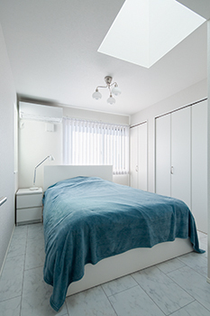 高山マテリアル 【1500万～2000万円/2世帯住宅/間取り図有】住宅密集地に立つ3階建て住宅。白と水色で爽やかに空間デザインの建築実例画像4