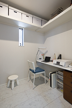 高山マテリアル 【1500万～2000万円/2世帯住宅/間取り図有】住宅密集地に立つ3階建て住宅。白と水色で爽やかに空間デザインの建築実例画像5