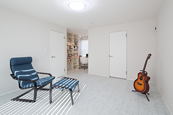 高山マテリアル 【1500万～2000万円/2世帯住宅/間取り図有】住宅密集地に立つ3階建て住宅。白と水色で爽やかに空間デザインの建築実例画像6