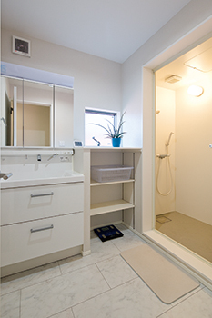 高山マテリアル 【1500万～2000万円/2世帯住宅/間取り図有】住宅密集地に立つ3階建て住宅。白と水色で爽やかに空間デザインの建築実例画像7