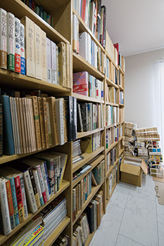 高山マテリアル 【1500万～2000万円/2世帯住宅/間取り図有】住宅密集地に立つ3階建て住宅。白と水色で爽やかに空間デザインの建築実例画像8