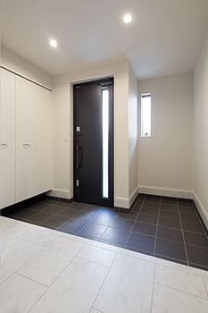 高山マテリアル 【1500万～2000万円/2世帯住宅/間取り図有】住宅密集地に立つ3階建て住宅。白と水色で爽やかに空間デザインの建築実例画像9