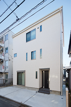 高山マテリアル 【1500万～2000万円/2世帯住宅/間取り図有】住宅密集地に立つ3階建て住宅。白と水色で爽やかに空間デザインの建築実例画像10