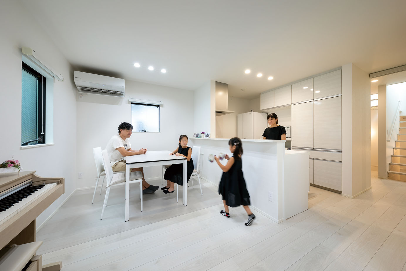 高山マテリアル 【1500万円～1999万円】高低差のある敷地を有効活用。屋上リビングでアウトドア＆レジャーを満喫する暮らしの建築実例画像3