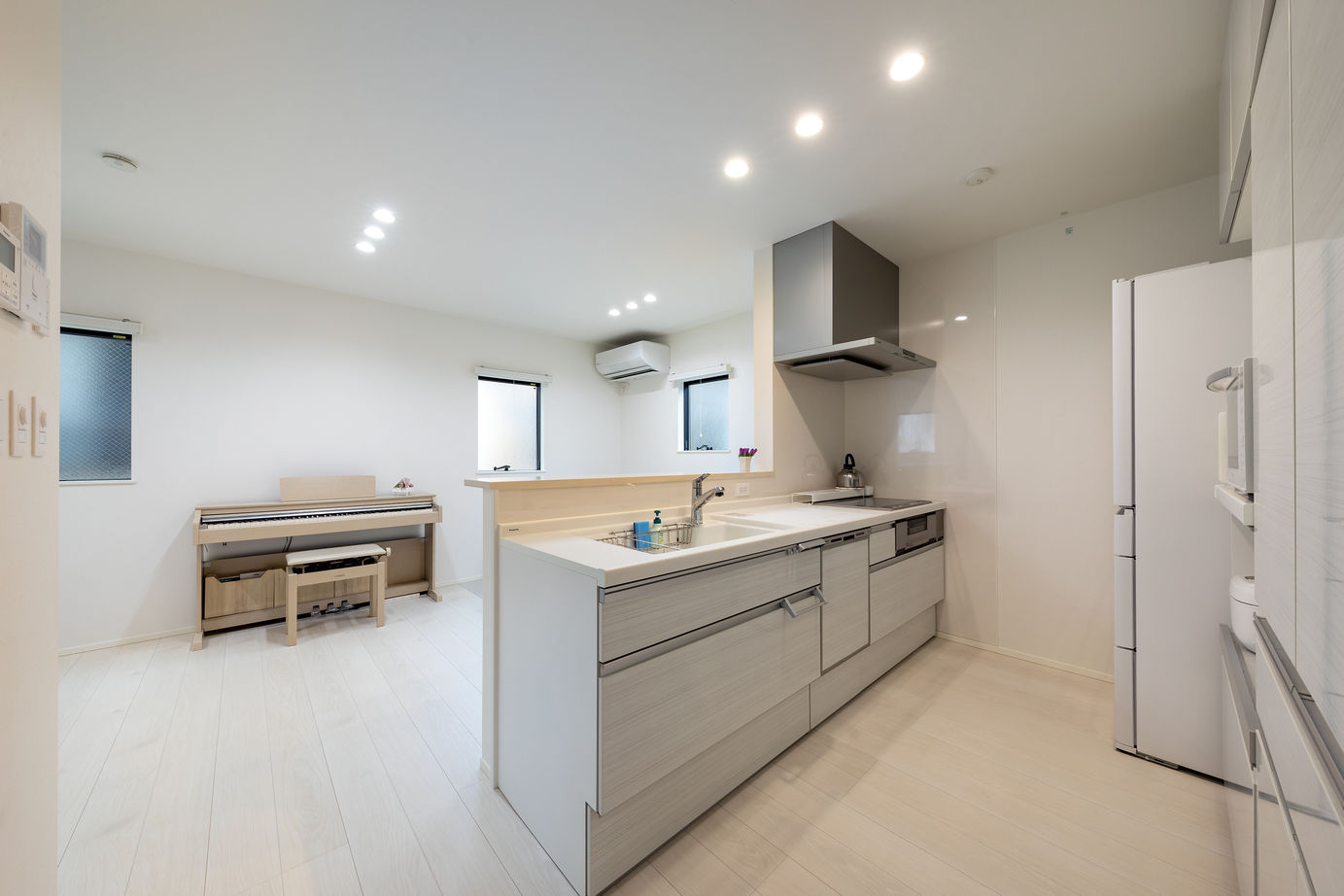 高山マテリアル 【1500万円～1999万円】高低差のある敷地を有効活用。屋上リビングでアウトドア＆レジャーを満喫する暮らしの建築実例画像6