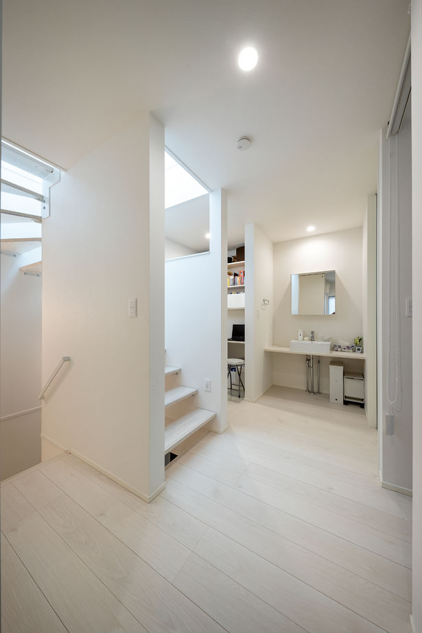 高山マテリアル 【1500万円～1999万円】高低差のある敷地を有効活用。屋上リビングでアウトドア＆レジャーを満喫する暮らしの建築実例画像8