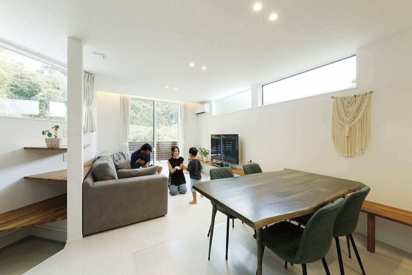 高山マテリアル 【2000万円～2499万円／収納充実／家事動線／間取図有】子育てに優しい、快適な動線も叶えたデザイン住宅の建築実例画像1