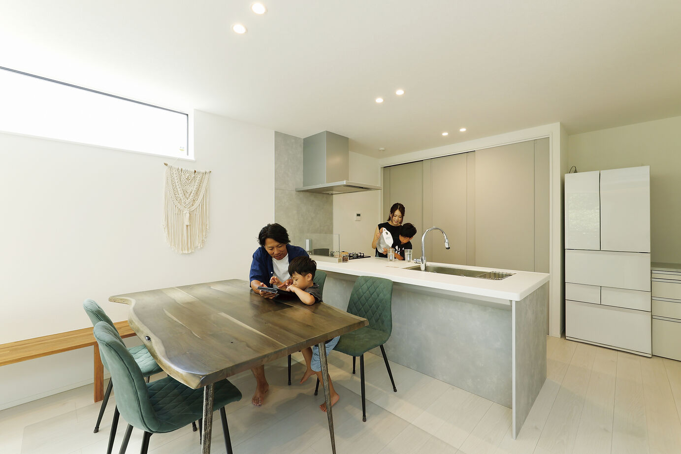 高山マテリアル 【2000万円～2499万円／収納充実／家事動線／間取図有】子育てに優しい、快適な動線も叶えたデザイン住宅の建築実例画像4