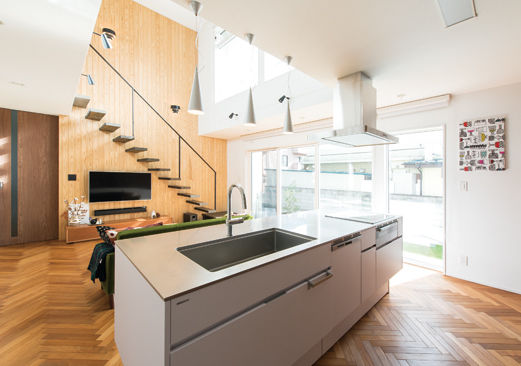 関工務所 【モダン／間取り図あり】ヘリンボーンの床と浮遊する階段をもつ家の建築実例画像3