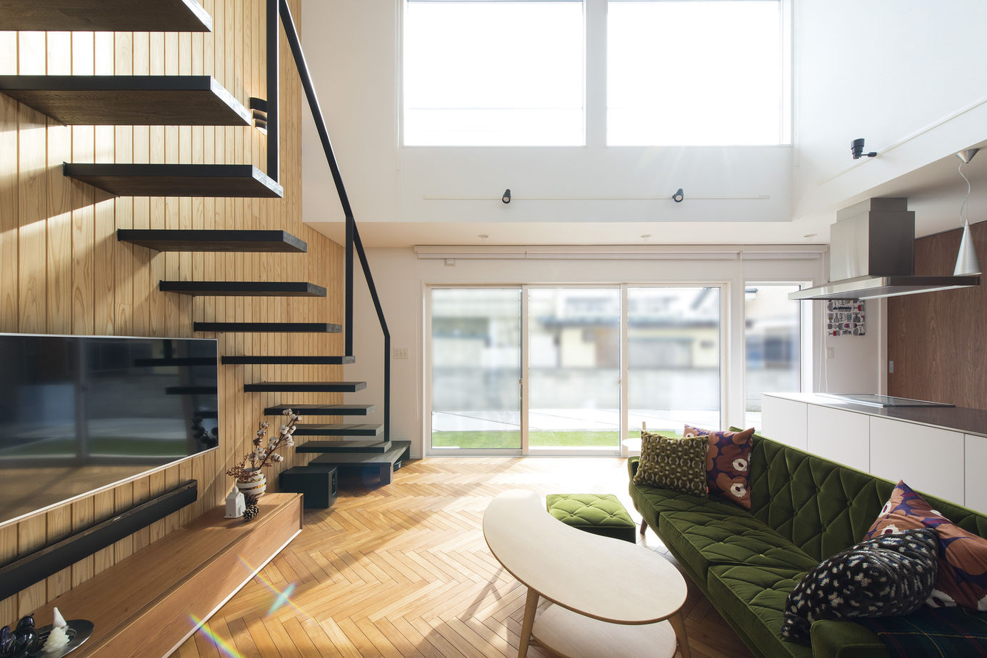 関工務所 【モダン／間取り図あり】ヘリンボーンの床と浮遊する階段をもつ家の建築実例画像6