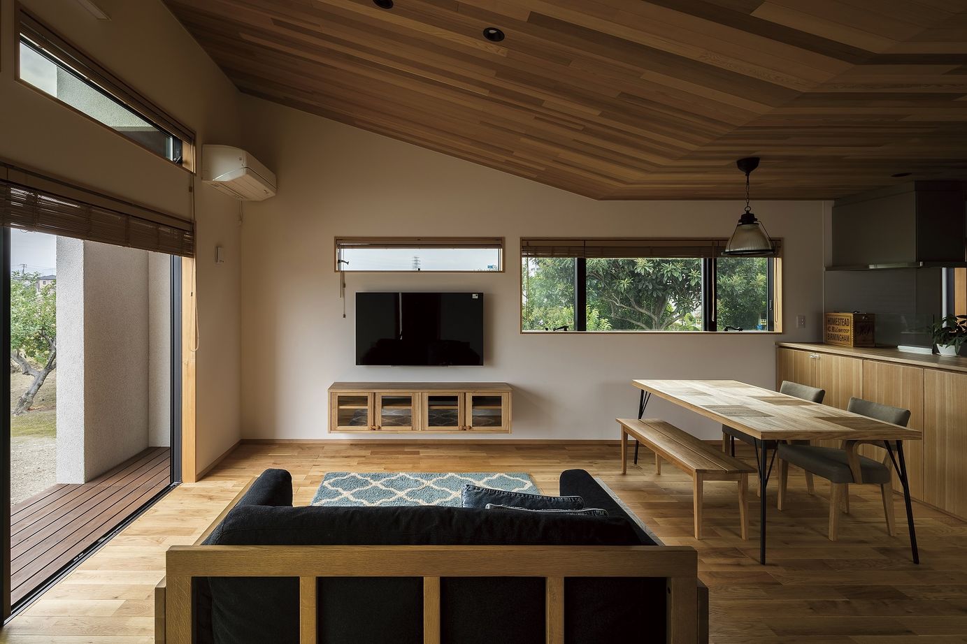 関工務所 【モダン】勾配天井が空間の広がりを生む、匠の技で築く端正な佇まいの建築実例画像1