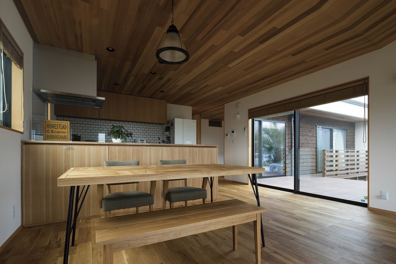 関工務所 【モダン】勾配天井が空間の広がりを生む、匠の技で築く端正な佇まいの建築実例画像2