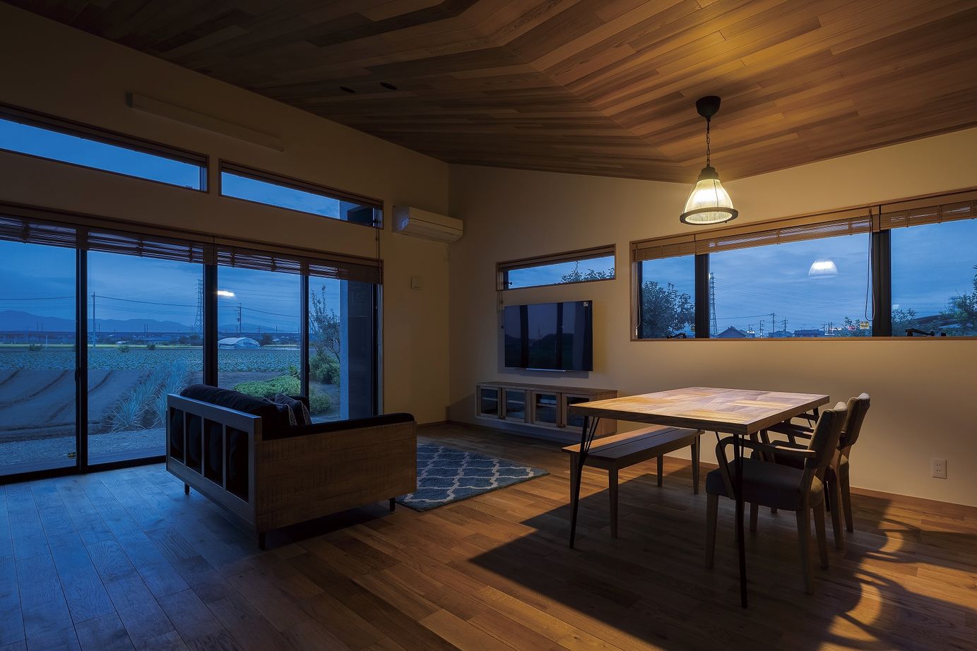 関工務所 【モダン】勾配天井が空間の広がりを生む、匠の技で築く端正な佇まいの建築実例画像3