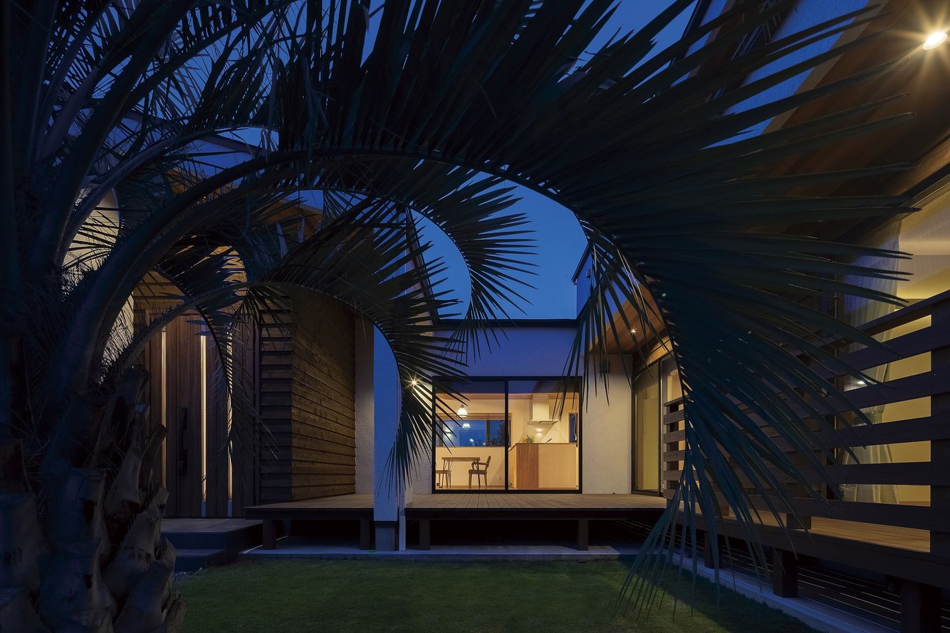 関工務所 【モダン】勾配天井が空間の広がりを生む、匠の技で築く端正な佇まいの建築実例画像8