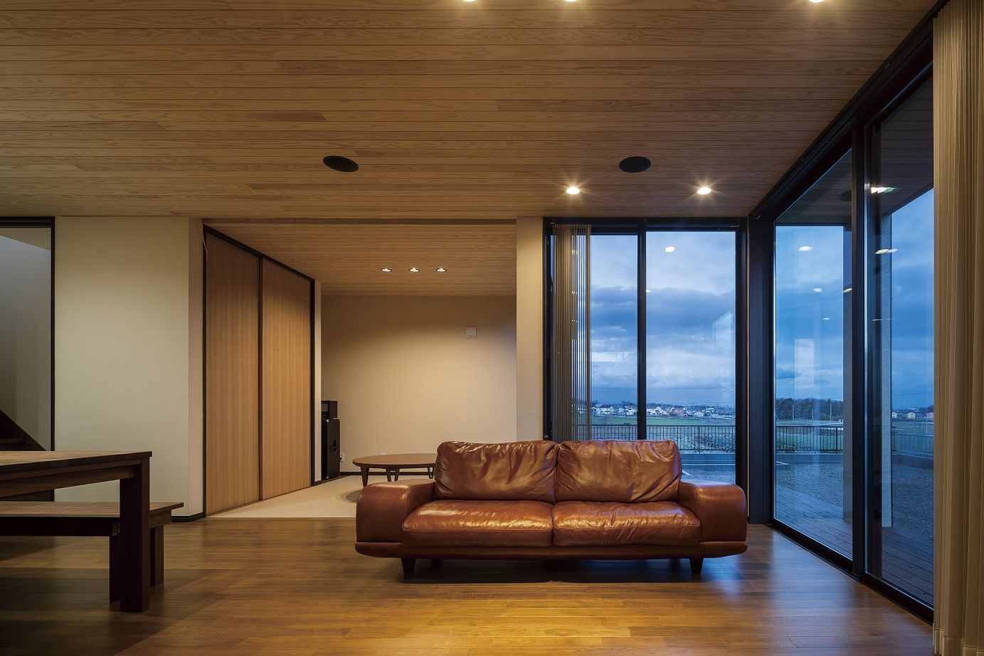 関工務所 刻々と変化する空色を愉しむ　景観と融合する美しい木の家の建築実例画像2