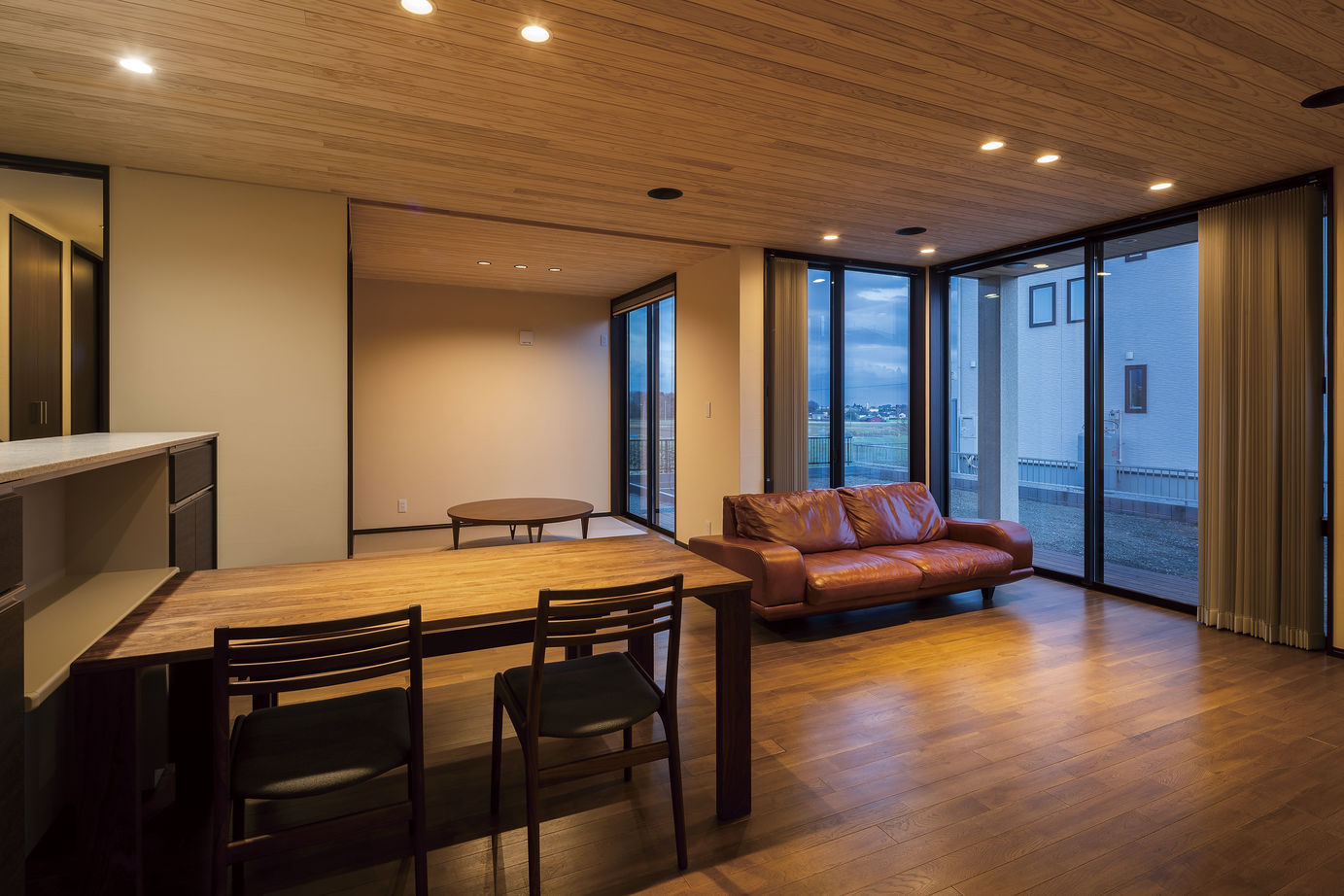 関工務所 刻々と変化する空色を愉しむ　景観と融合する美しい木の家の建築実例画像3