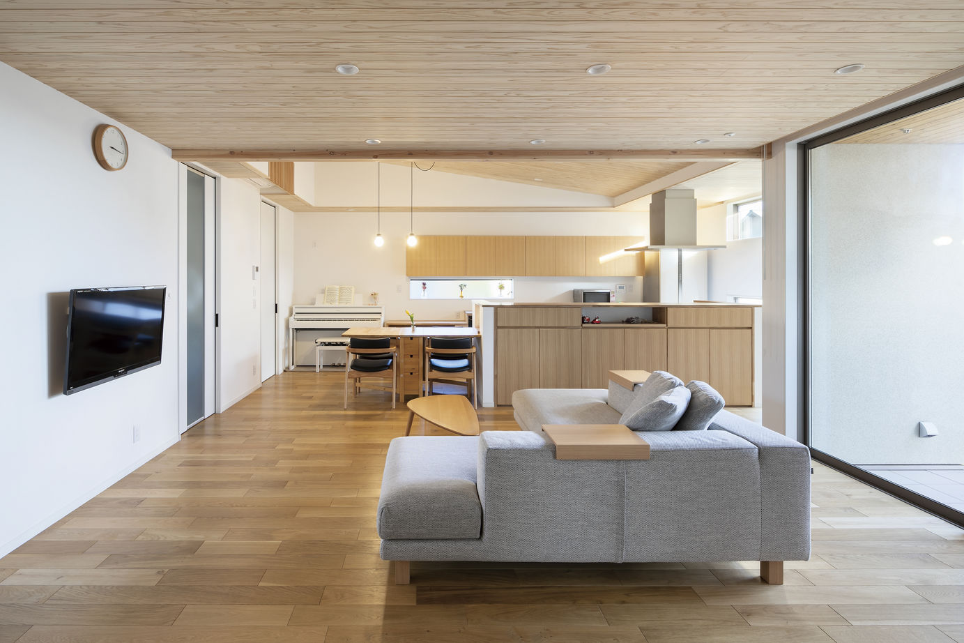 関工務所 【本体価格2500～3000万円/36.1坪】匠の技で描く、格子で囲われた中庭のあるZEHの家の建築実例画像2