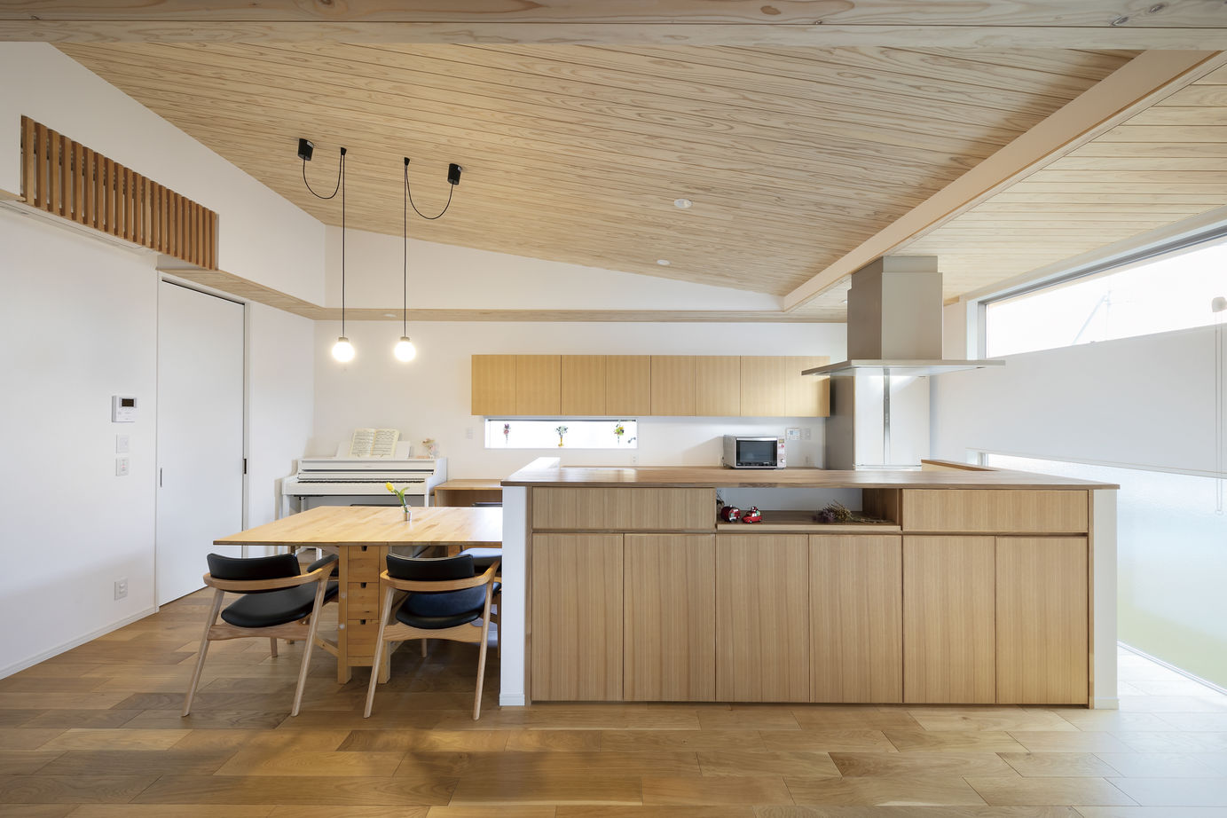 関工務所 【本体価格2500～3000万円/36.1坪】匠の技で描く、格子で囲われた中庭のあるZEHの家の建築実例画像3