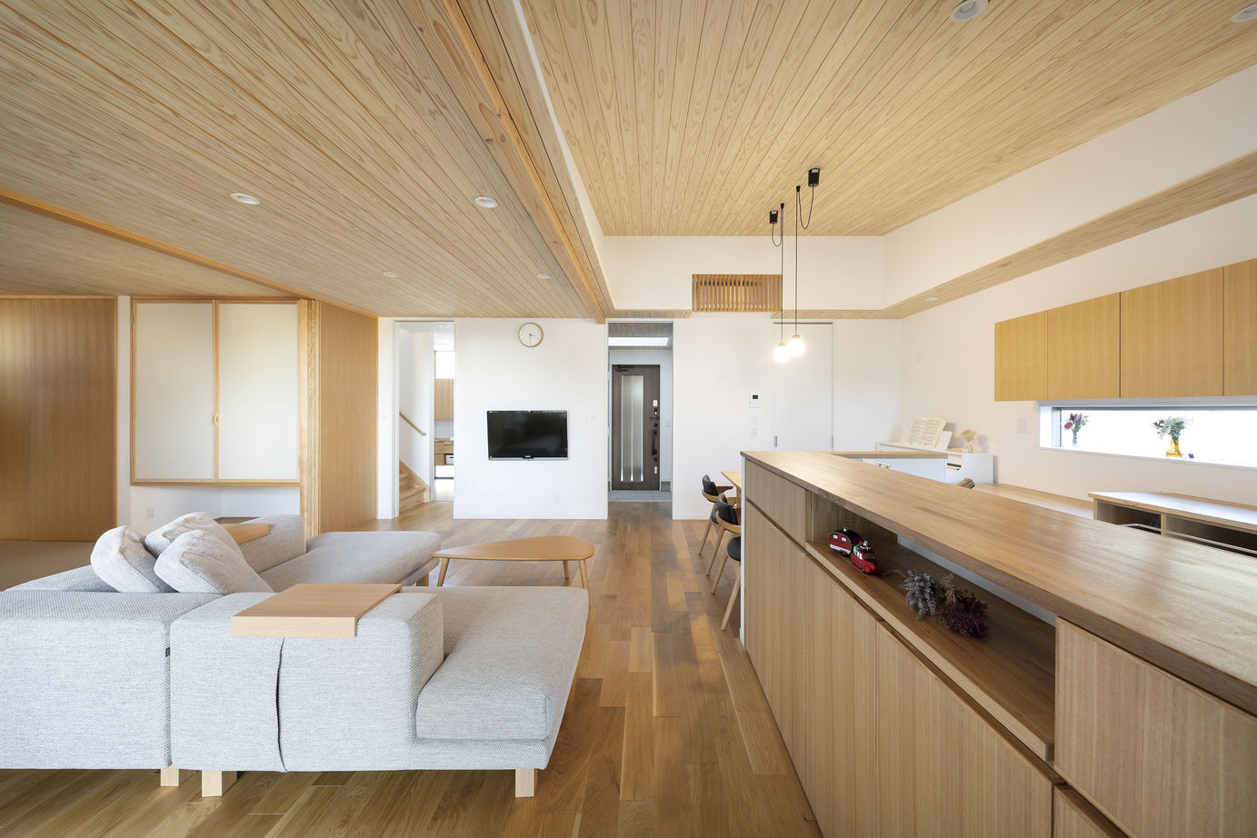 関工務所 【本体価格2500～3000万円/36.1坪】匠の技で描く、格子で囲われた中庭のあるZEHの家の建築実例画像4